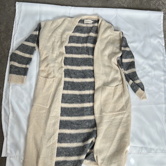 Beautiful Cardigan. - Picture 2 of 2